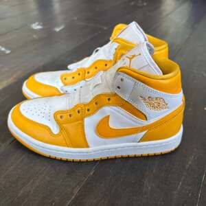 Buy youth Air Jordan 1 Mid 'University Gold' - 

BQ6472 117. Used- like new. 

W